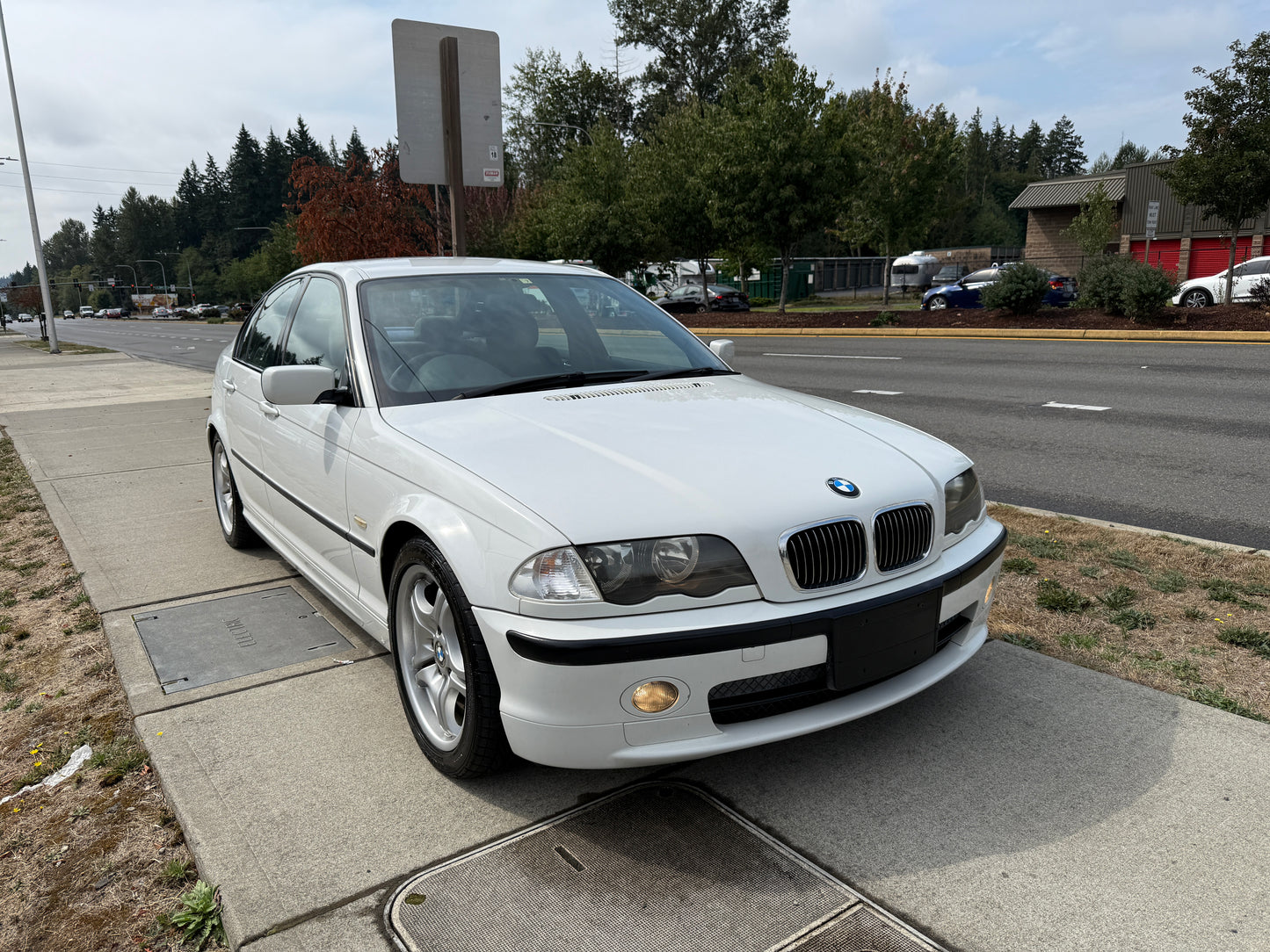 2000 BMW 323i (E46)