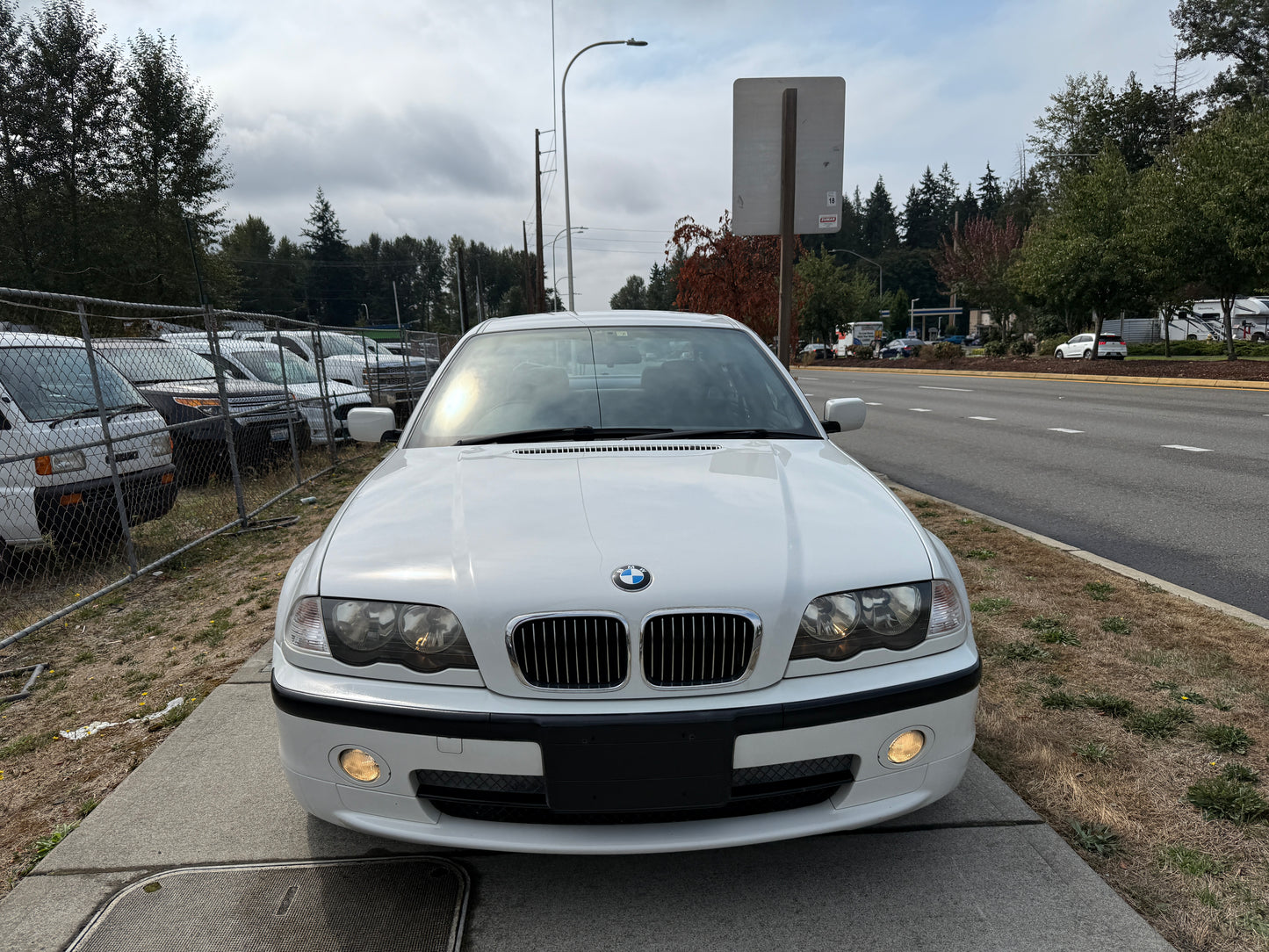 2000 BMW 323i (E46)