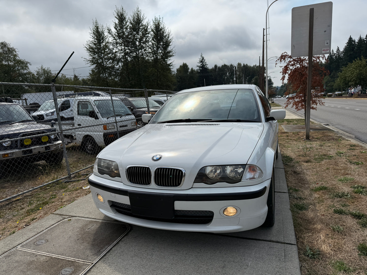 2000 BMW 323i (E46)
