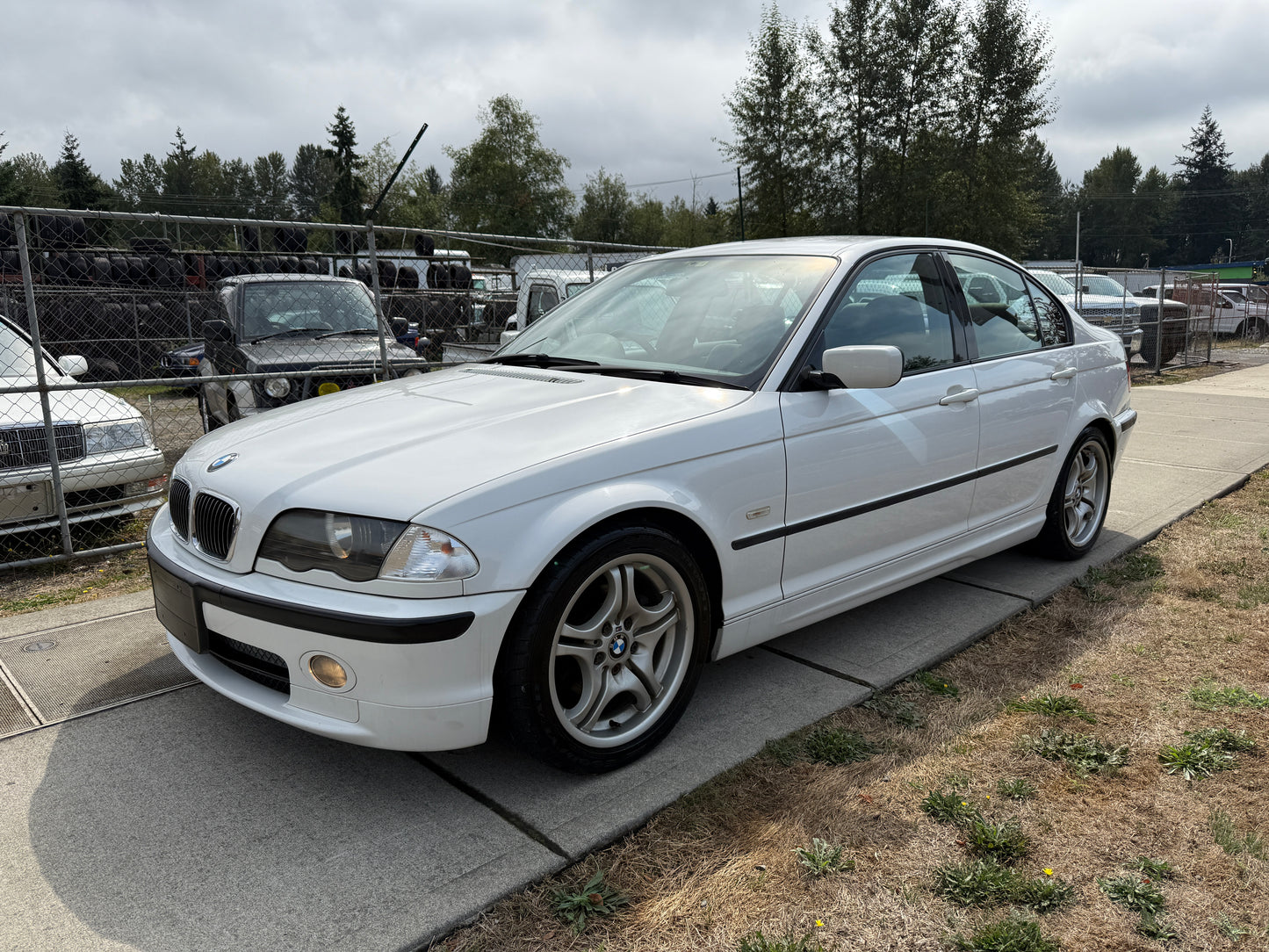 2000 BMW 323i (E46)