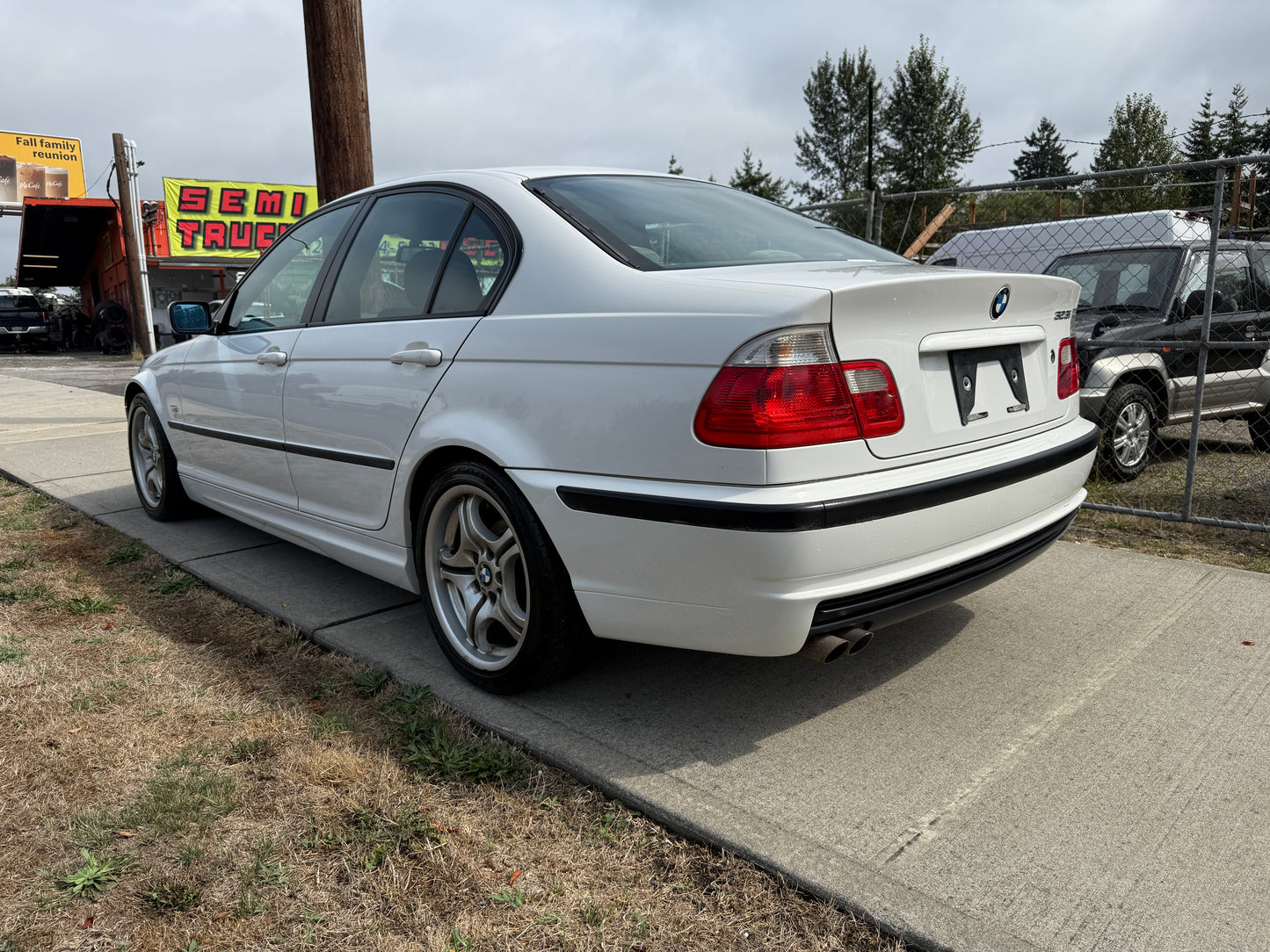 2000 BMW 323i (E46)