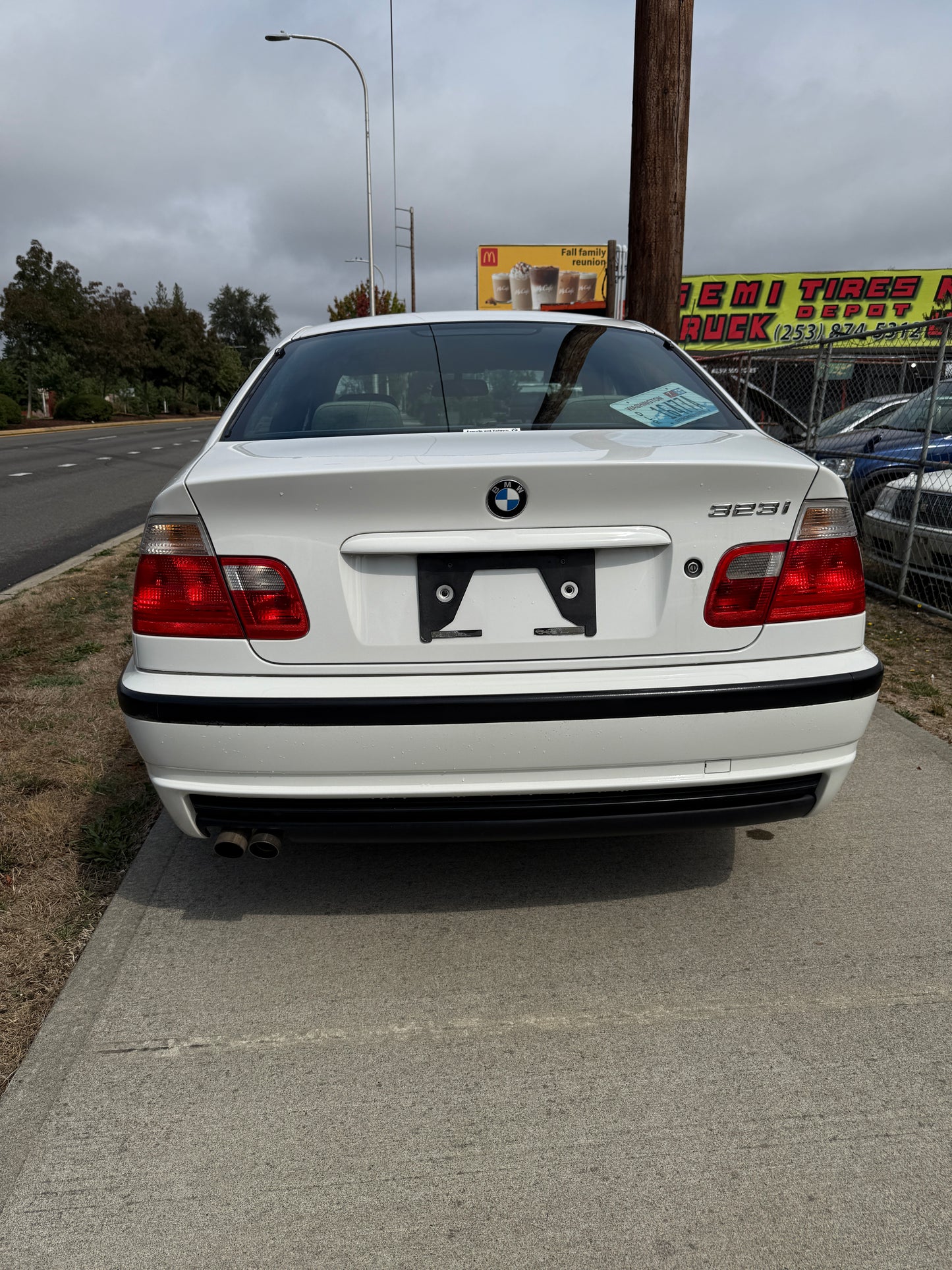 2000 BMW 323i (E46)