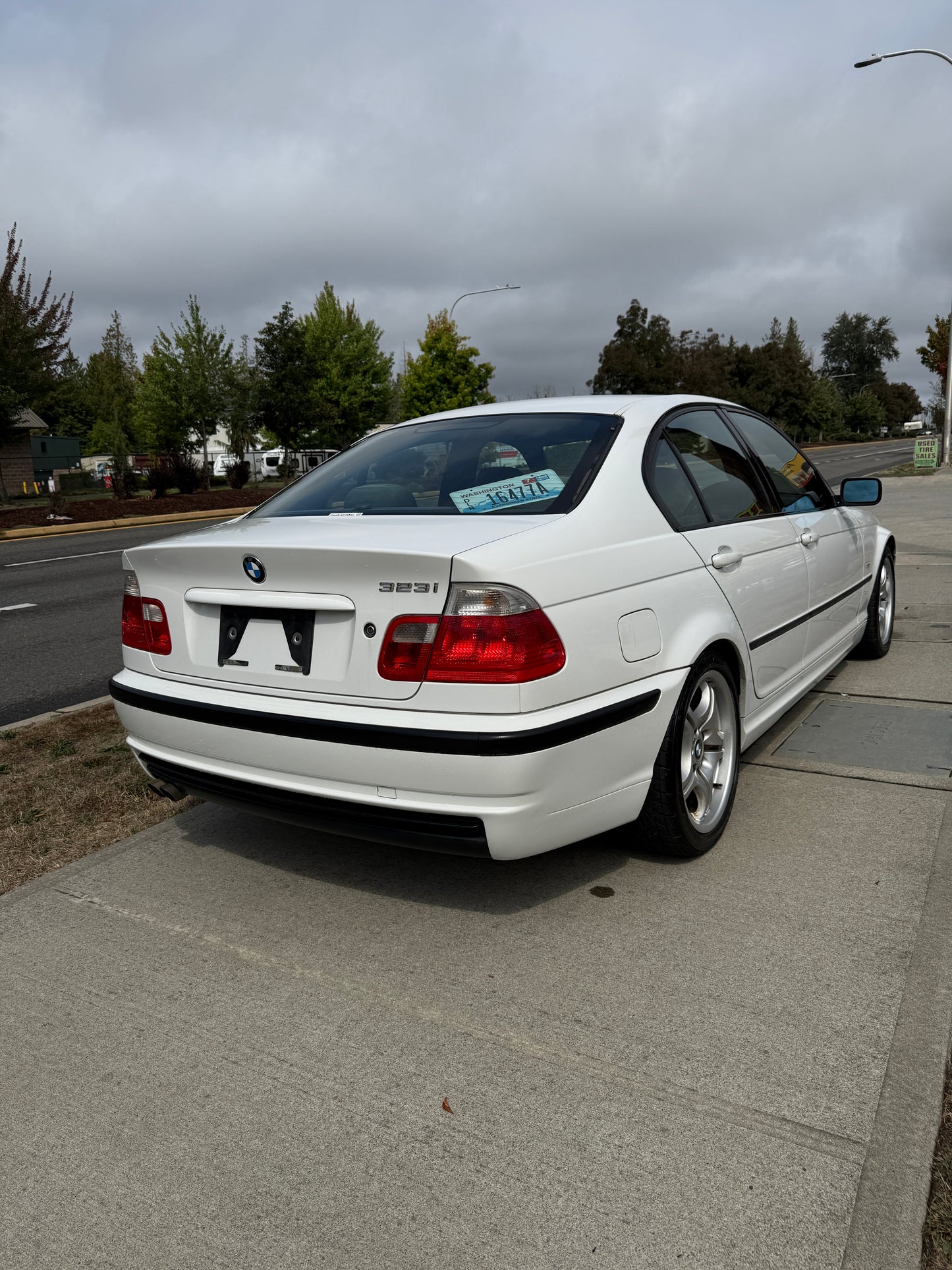 2000 BMW 323i (E46)
