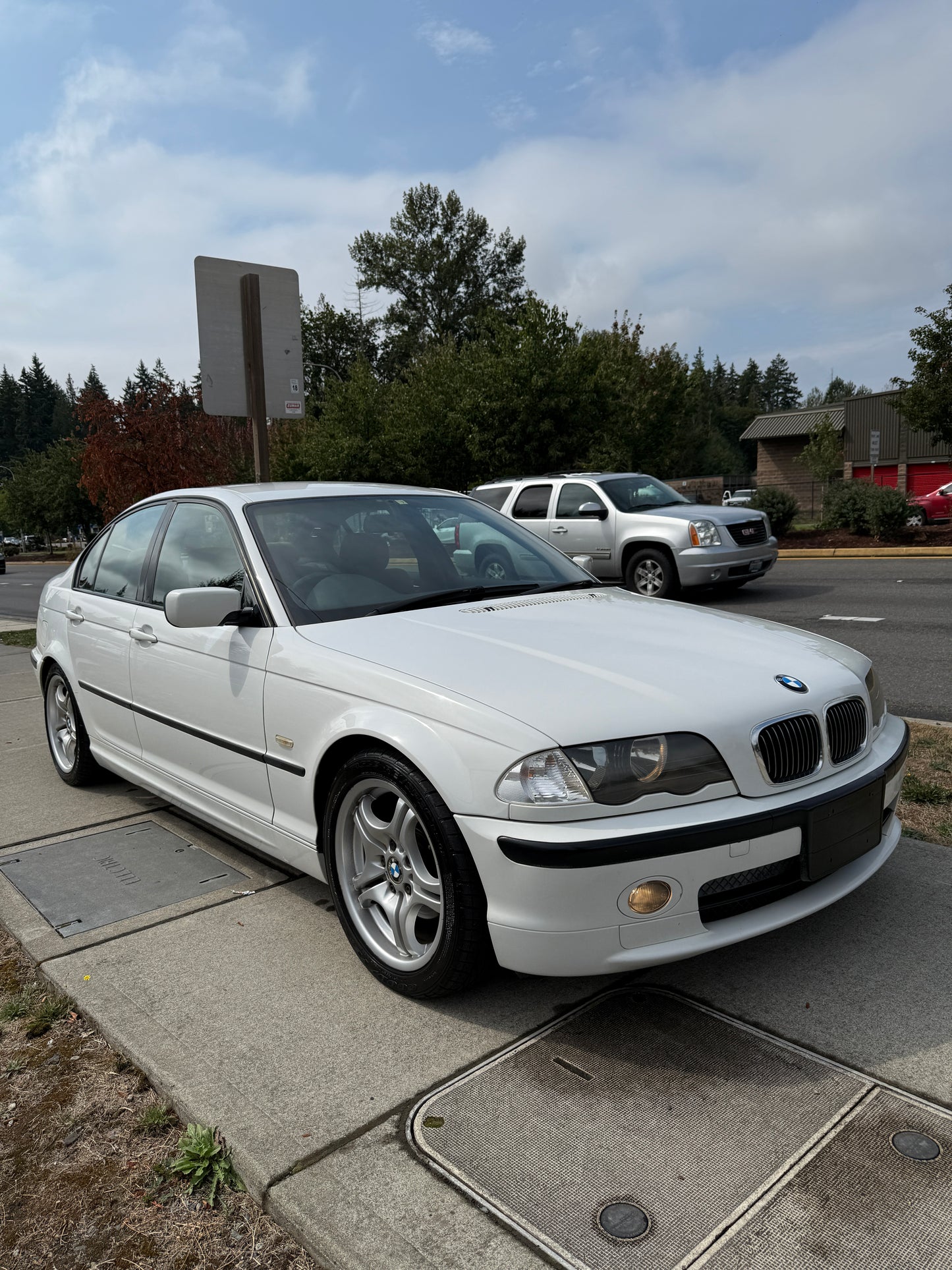 2000 BMW 323i (E46)