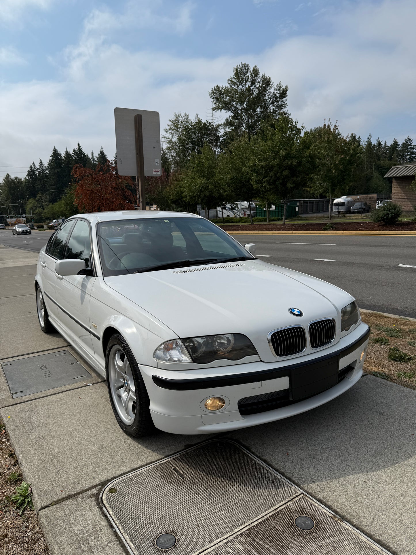 2000 BMW 323i (E46)