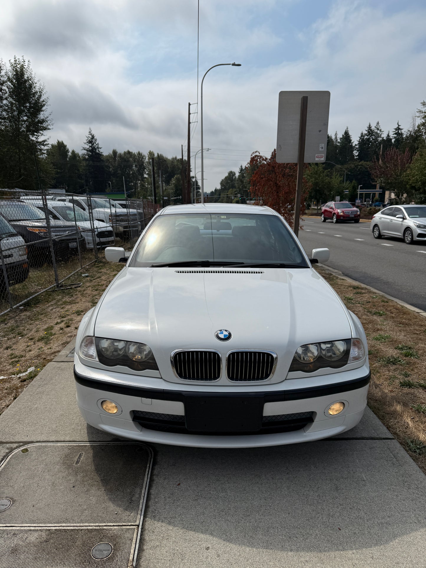 2000 BMW 323i (E46)