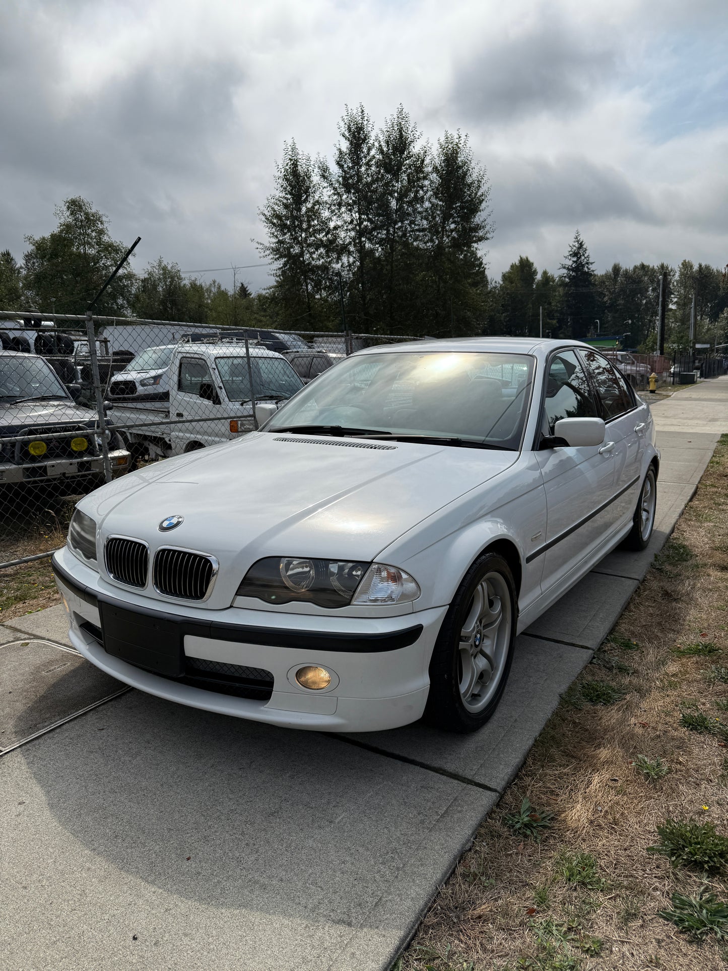 2000 BMW 323i (E46)