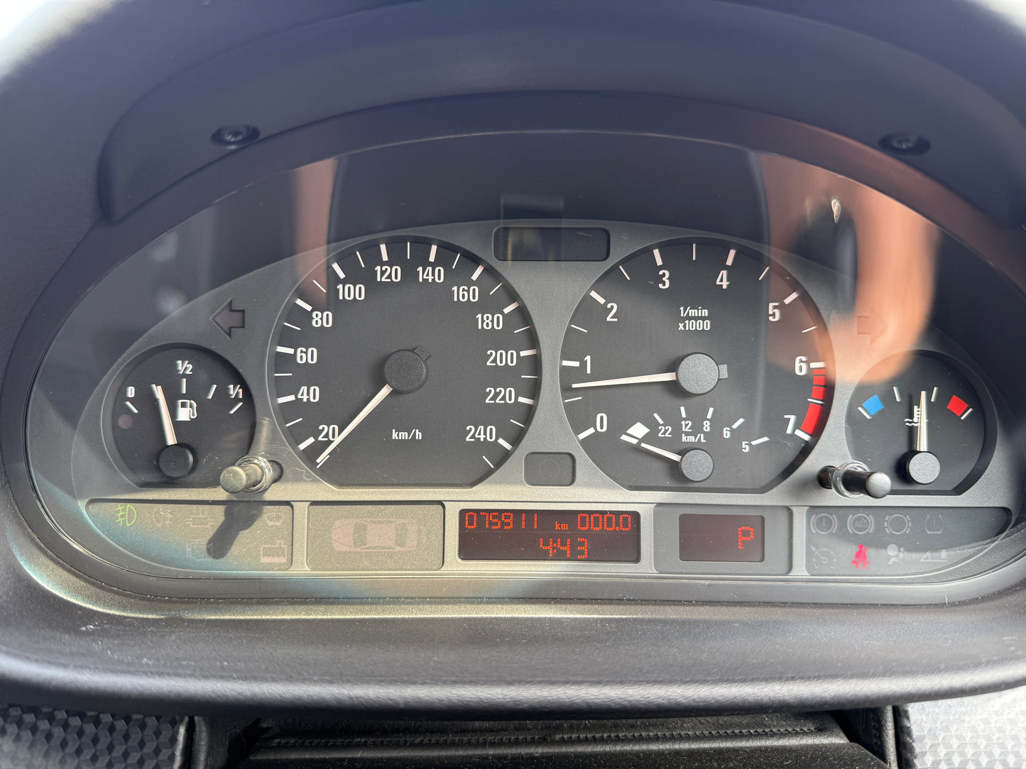 2000 BMW 323i (E46)