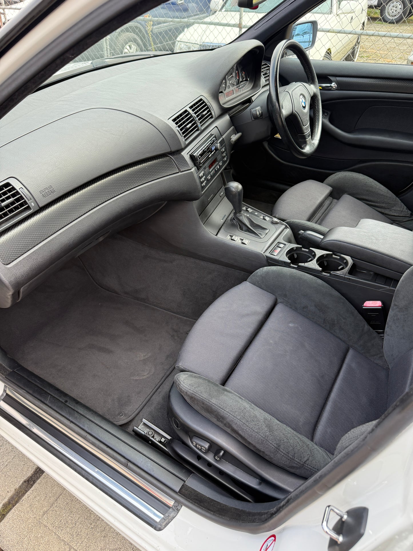 2000 BMW 323i (E46)