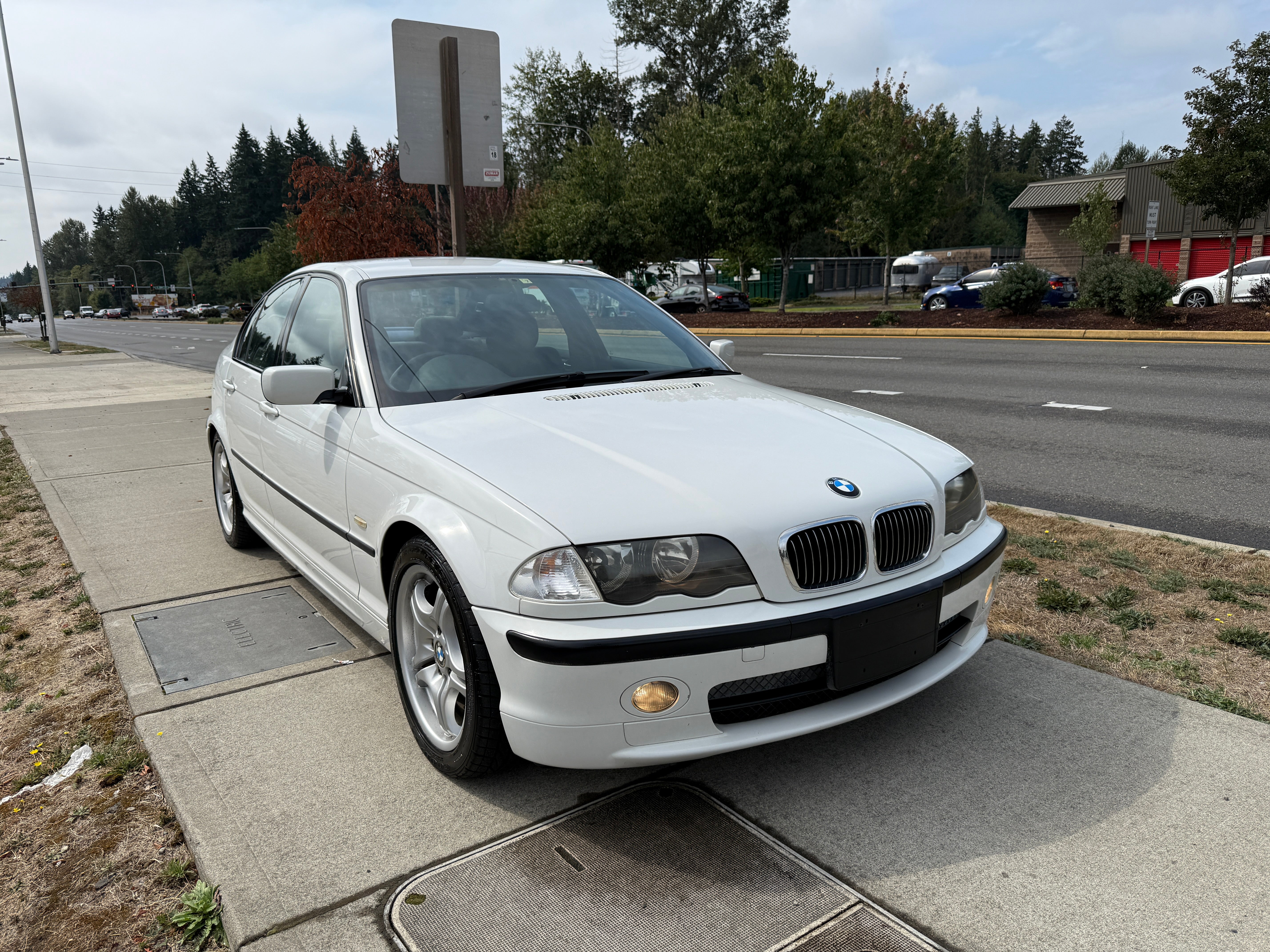 2000 BMW 323i (E46)