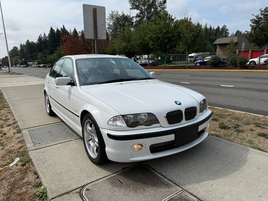 2000 BMW 323i (E46)